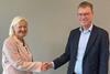 Vy Group CEO Gro Bakstad and Railway Director Knut Sletta at the signing of the Østlandet traffic agreements on June 29 (Photo: Jernbanedirectorate/Njål Svingheim)