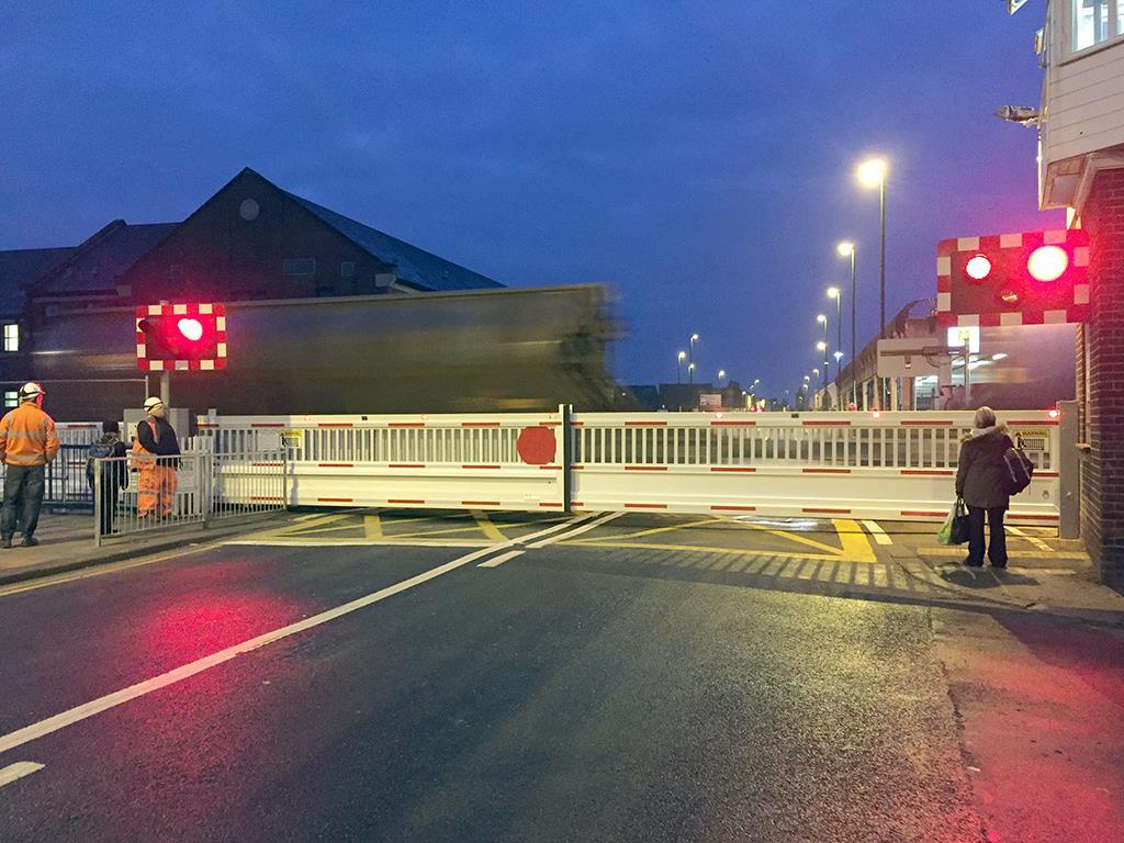 Windresistant level crossing gates installed News