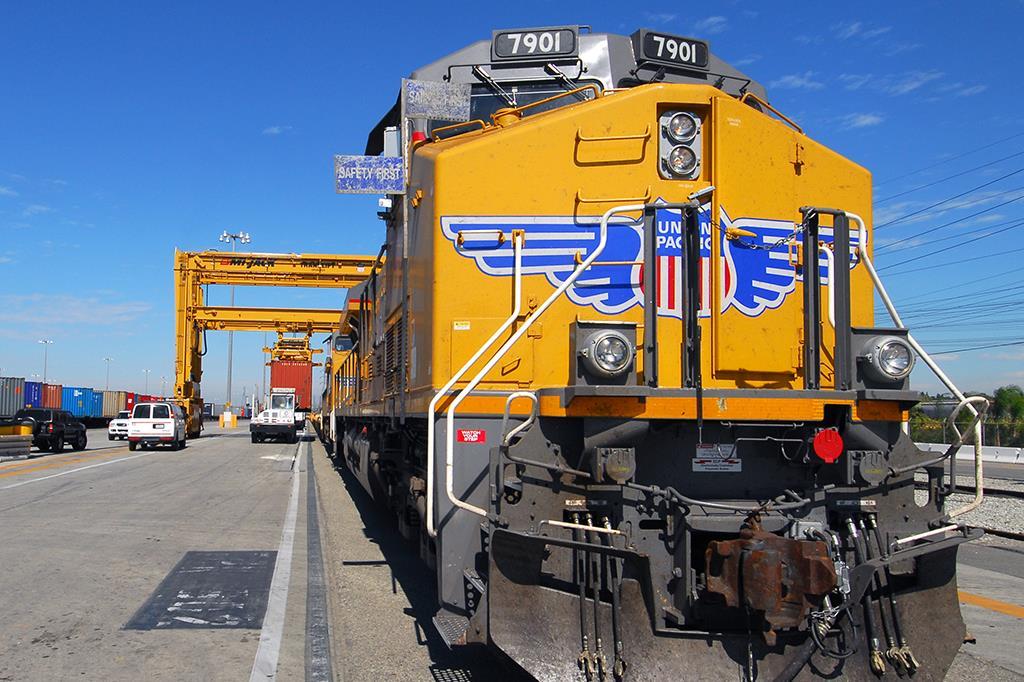 US railways Union Pacific and Norfolk - 73303 Tn Us Up Train Longbeach 02 Crop