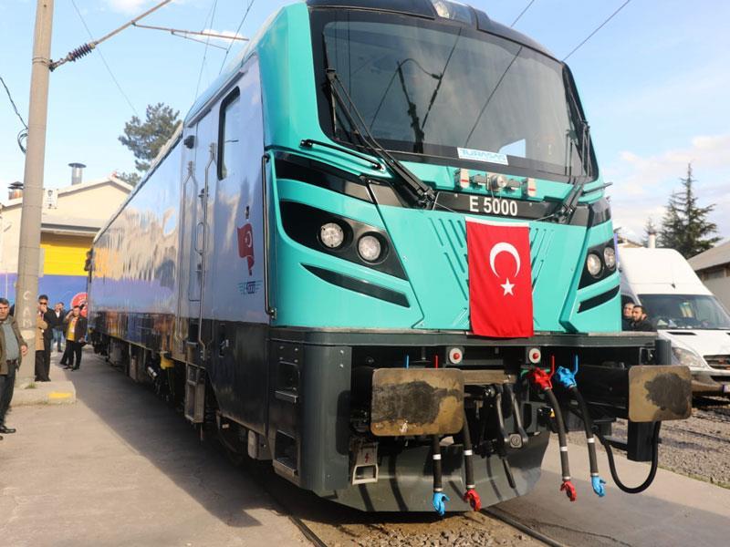 Türasaş unveils E5000 electric locomotive prototype | News | Railway ...