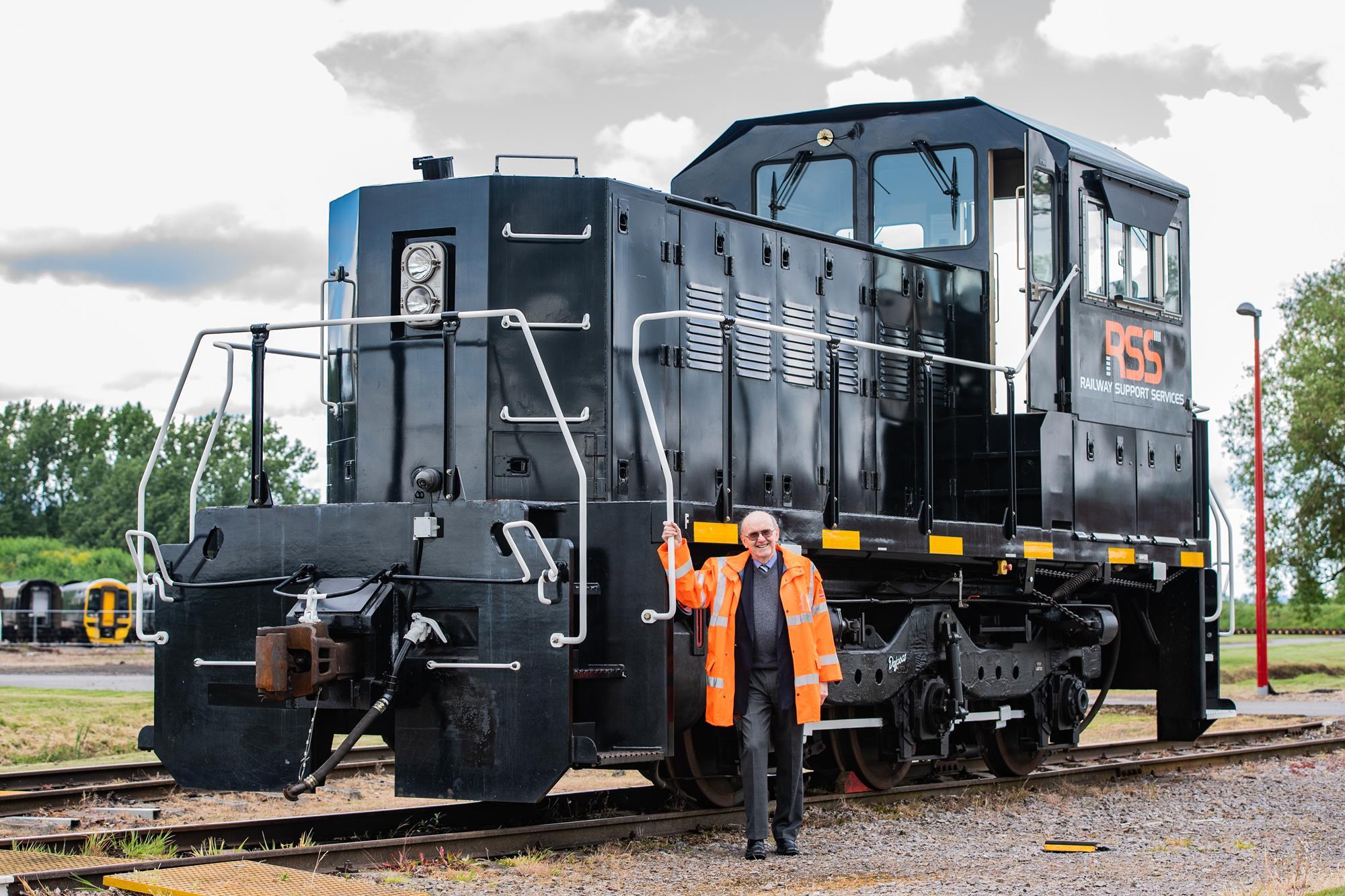 Why railroads put locomotives in the middle of a train - Trains