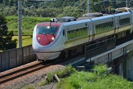 Hokuetsu_Express_681_series_EMU_in_Hakutaka_service_2014