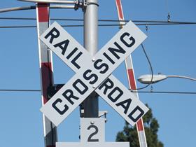 Railroad crossing Lisette Brodey Pixabay