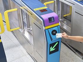 Bank card payment in Hong Kong (Photo MTR Corp)