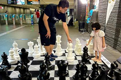 Commuters-interacting-with-the-chess-set-at-Bras-Basah-MRT-station (Photo SMRT)jpg