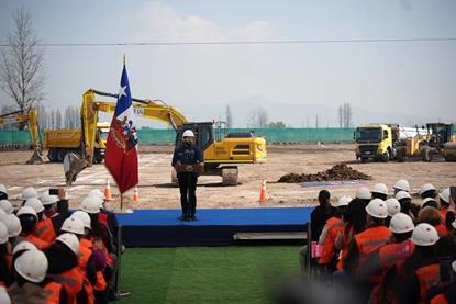 inicio-obras-linea-9-presidente-boric.jpg__1440x2000_q70_subsampling-2