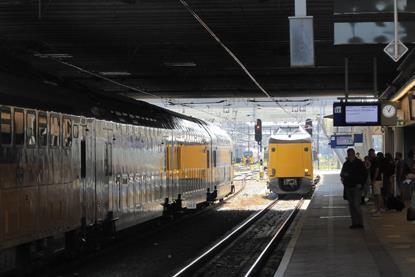 nl-pax wait for Amersfoort train-Swier
