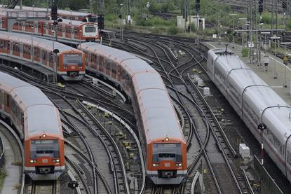 The Digital S-Bahn Hamburg agreement to automate operations on a section of the city’s suburban rail network was signed by the mayor, Deutsche Bahn and Siemens on July 12.