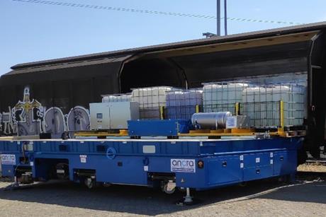 A prototype automated system for loading pallets onto railway wagons and a concept for a multimodal chemical logistics hub in the Port of Antwerpen were presented by freight operator Lineas and Belgian chemical industry association Essenscia