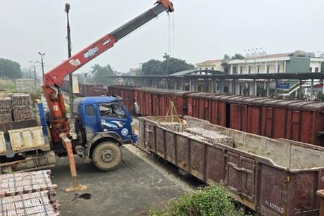 nganh-duong-sat-ho-tro-van-chuyen-1-trieu-vien-gach-phuc-vu-xay-dung-nha-o-cho-nguoi-dan-vung-lu-mien-trung