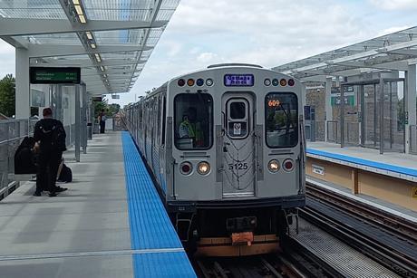 Chicago metro Series 5000 train at Damen on the Green Line (Photo AlphaBeta135, CC BY 40)