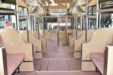 jp-hakone-tozan-funicular-trains-interior-KMiura