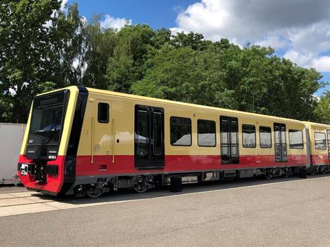 tn_de-berlin_s-bahn_stadler_siemens_first_EMU_rollout_2.jpg