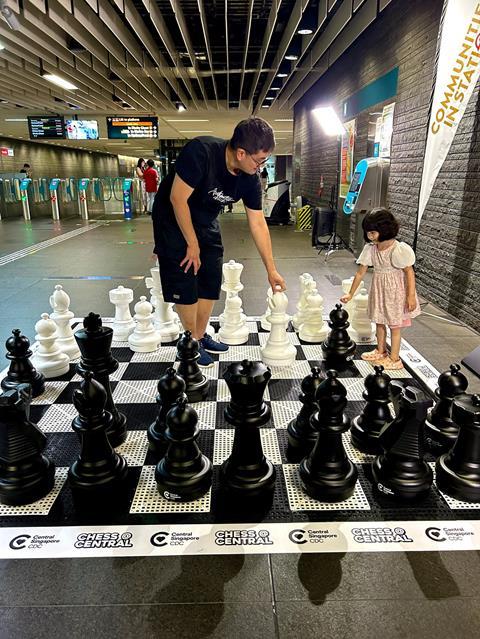 Commuters-interacting-with-the-chess-set-at-Bras-Basah-MRT-station (Photo SMRT)jpg