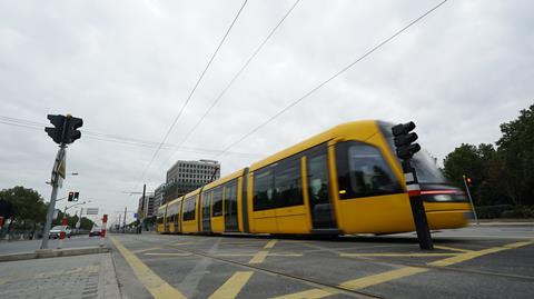 cn-Songjiang-tram-street-ShanghaiKeolis