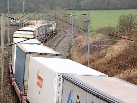 tn_eu-viia-train-autoroute-ferroviaire-mixte-2.jpg