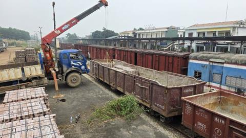 nganh-duong-sat-ho-tro-van-chuyen-1-trieu-vien-gach-phuc-vu-xay-dung-nha-o-cho-nguoi-dan-vung-lu-mien-trung