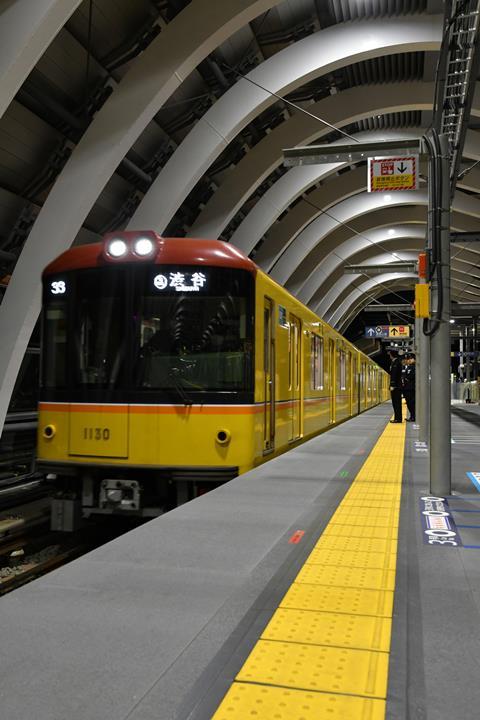 jp-shibuya-first train arrives_7798-AN