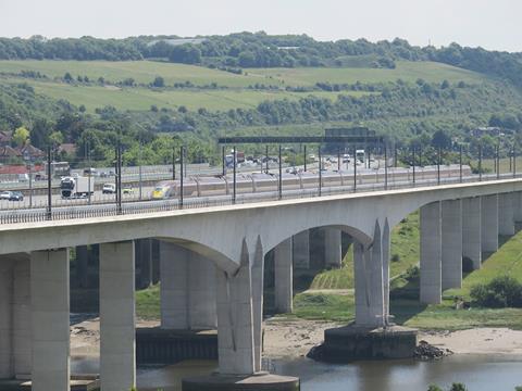tn_eu-eurostar-velaro-hs1-medwayviaduct_01.jpg