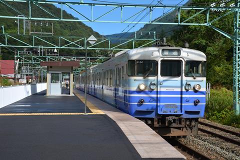 A_JNR_115_in_Niigata_livery_(III)_at_Doai_Station_2014-09-07