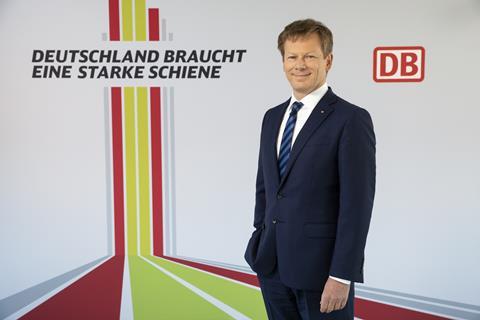 de-Richard-Lutz-vor-Rueckwand-Starke-Schiene-zur-Halbjahesbilanz-2019-data