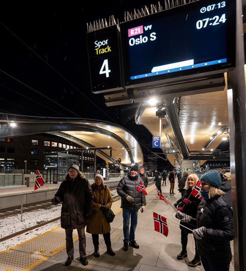 no-Follobanen_first-train-passengers-ski-221211