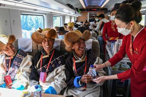 cn-Lhasa-Nyingchi-passengers-3