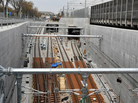 The grade-separated link to the JR network diverges from Sotetsu's new route (centre) that will connect to Tokyu at Shin-Yokohama in 2020. (Photo: Akihiro Nakamura)