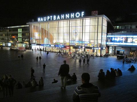 Köln Hbf at night