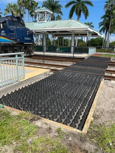 Rosehill Rail anti-trespass panels have been installed at Tri-Rail's Fort Lauderdale Airport station (Photo Rosehill Polymers)