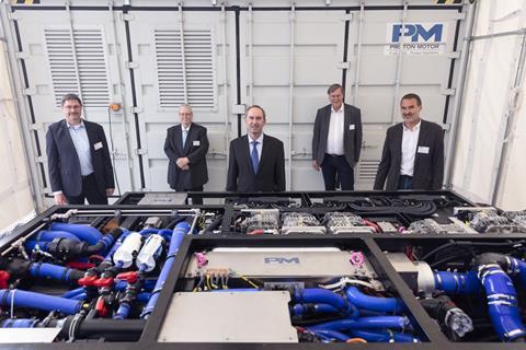 The Bavarian Minister of State, Hubert Aiwanger (center), in front of the new multistack system with the Proton Motor management