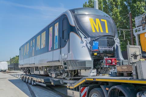 be-brussels-M7-on-lorry-stib-A7405210