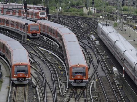 The Digital S-Bahn Hamburg agreement to automate operations on a section of the city’s suburban rail network was signed by the mayor, Deutsche Bahn and Siemens on July 12.