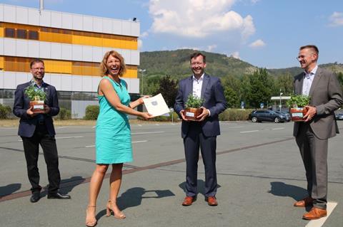 Susanna Karawanskij, State Secretary at the Thüringen Ministry of Infrastructure, hands over the Land's notification of funding for the order