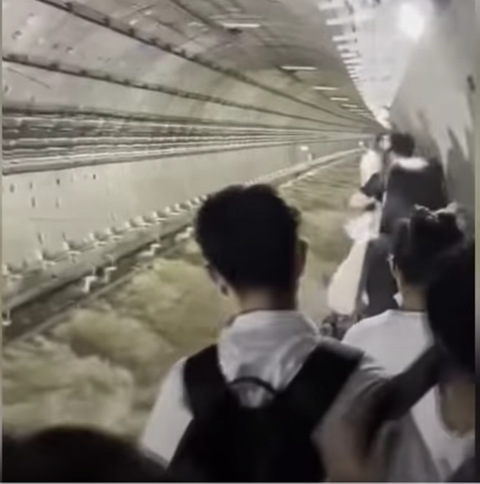 cn-zhengzhou-metro-flood-evacuation