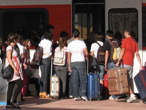 tn_es-passengers-boarding-train_02.jpg