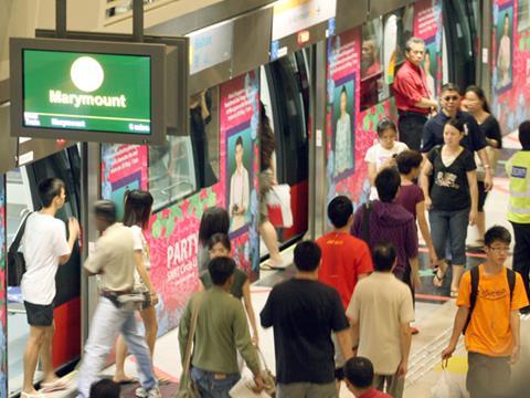 tn_sg-metro-circleline-passengers.jpg