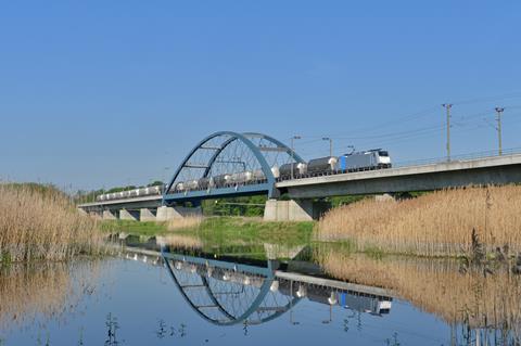 Railpool 186 429 crossing the River Oder