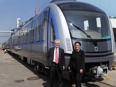MVG Chairman Herbert König and CEO of Siemens Urban Transport Sandra Gott-Karlbauer in front of the first C2 trainset.