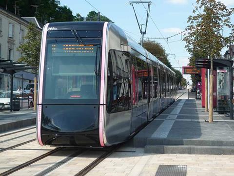 tn_fr-tours_tram_at_stop.jpg