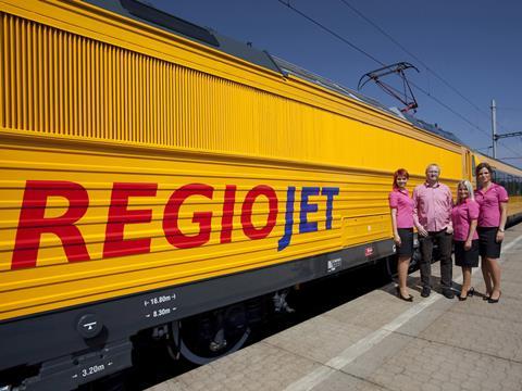 tn_cz-regiojet-loco-staff_01.jpg