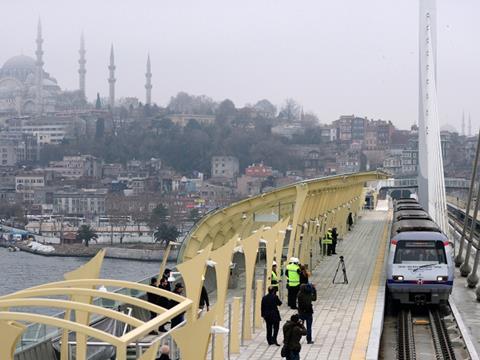 tn_tr-istanbul-m2-goldenhorn-bridge_01.jpg