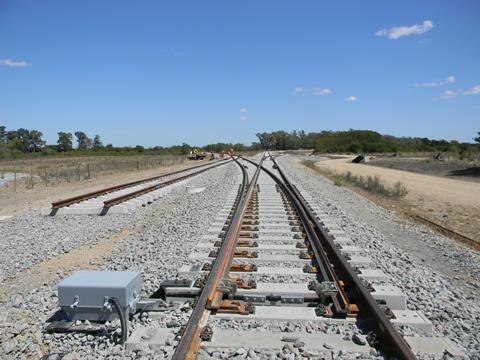 Ferrocarril Central tracklaying