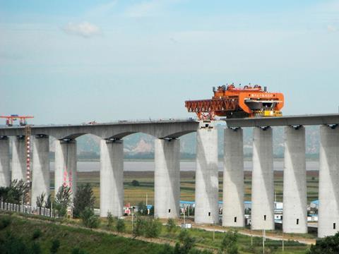 A 10 km viaduct crosses the Yellow River (Photo: Uwe Noack/DB International).