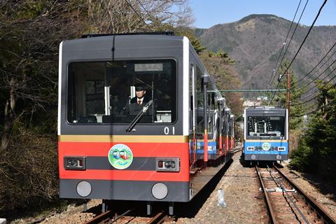 jp-hakone-tozan-funicular-trains-exterior-KMiura