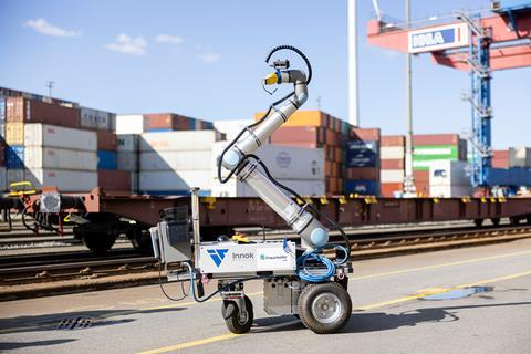 Mobile robot for automating the relocating of pins on container wagons at HHLA Container Terminal Tollerort (Photo HHLA, Thies Rätzke) (1)