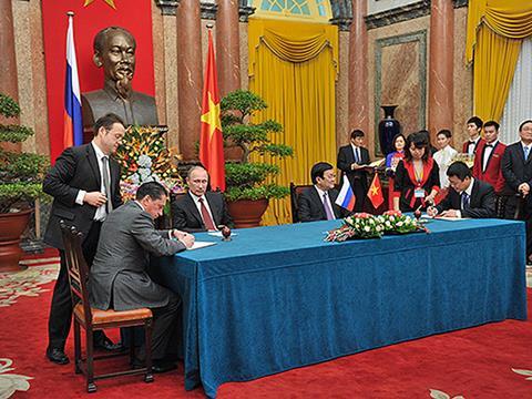 The memorandum was signed in Hanoi on November 12 in the presence of national presidents Truong Tan Sang and Vladimir Putin.