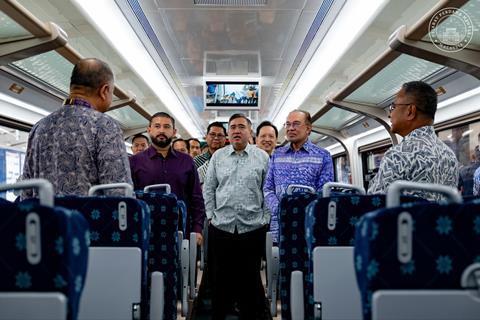 Kuala Lumpur – Johor Baru electric services start (image Anwar Ibrahim)