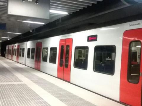 tn_es-barcelona_S1_extension_train_in_station.jpg