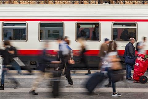 Milano station passengers (Photo: Benfuenfundachtzig/Pixabay)
